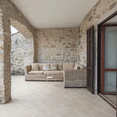Holiday Home Vizinada فيلة Vižinada